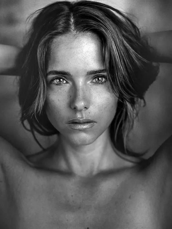 Direct booking woman model Caroline | Elegance Model