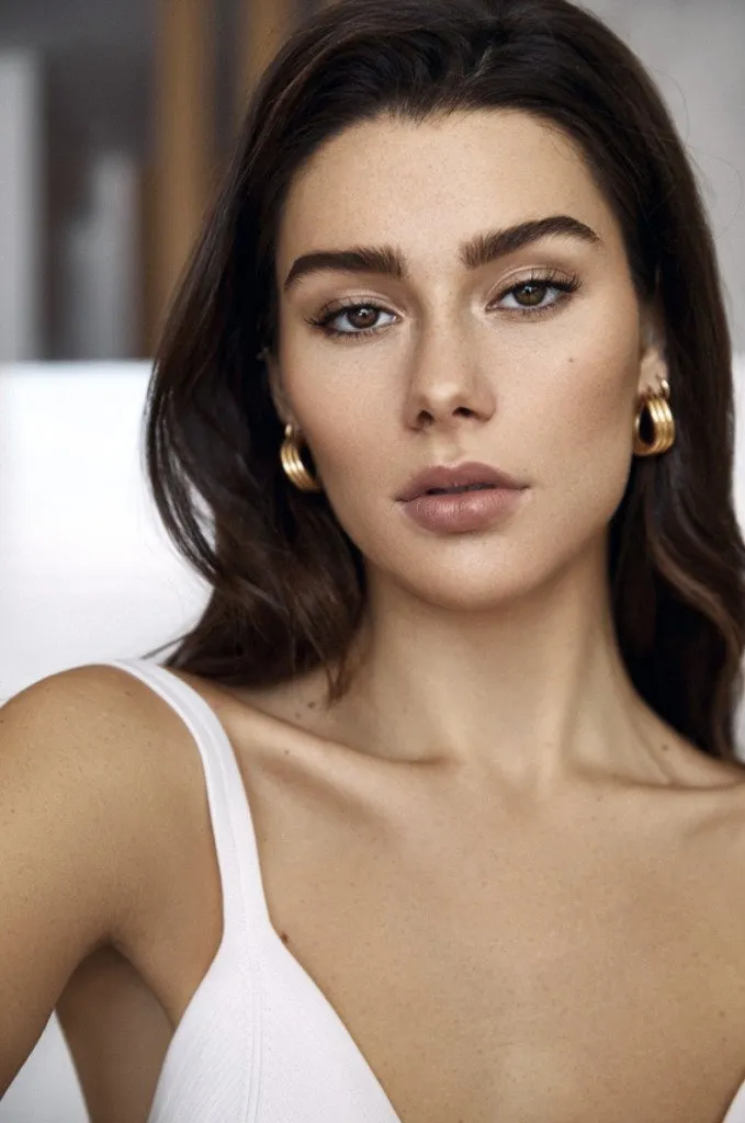 Direct booking woman model Clémence | Elegance Model